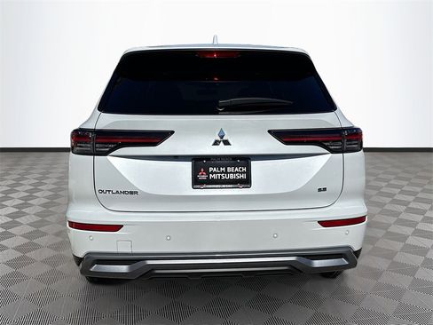 New 2026 Mitsubishi Outlander SE image 6