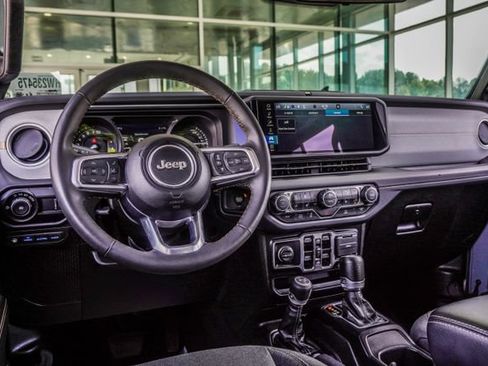 Used 2024 Jeep Wrangler Unlimited Sahara AWD/4WD image 16