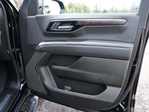 Used 2025 Chevrolet Suburban Z71 image 14