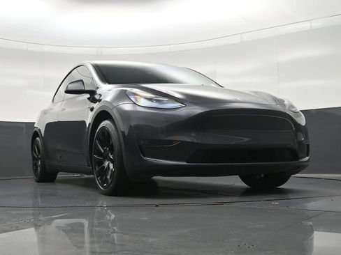 Used 2024 Tesla Model Y Long Range AWD/4WD image 32