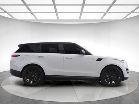 Used 2025 Land Rover Range Rover Sport SE AWD/4WD image 5