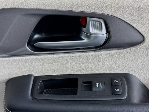 Used 2023 Chrysler Pacifica Touring-L FWD image 51