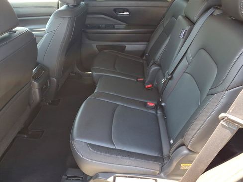 Used 2025 Nissan Pathfinder SL AWD/4WD image 13