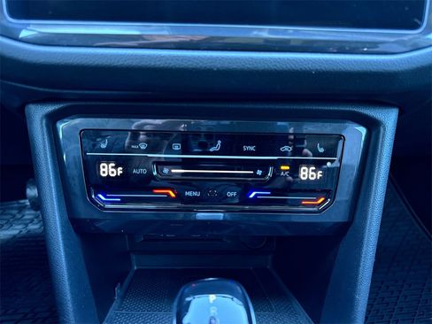 Used 2022 Volkswagen Tiguan SE w/ Panoramic Sunroof Package image 18
