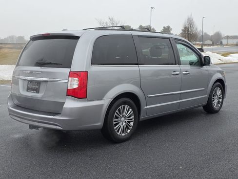 Used 2014 Chrysler Town & Country Touring-L w/ Driver Convenience Group image 8