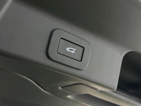 Used 2025 Jaguar F-PACE R-Dynamic S image 18