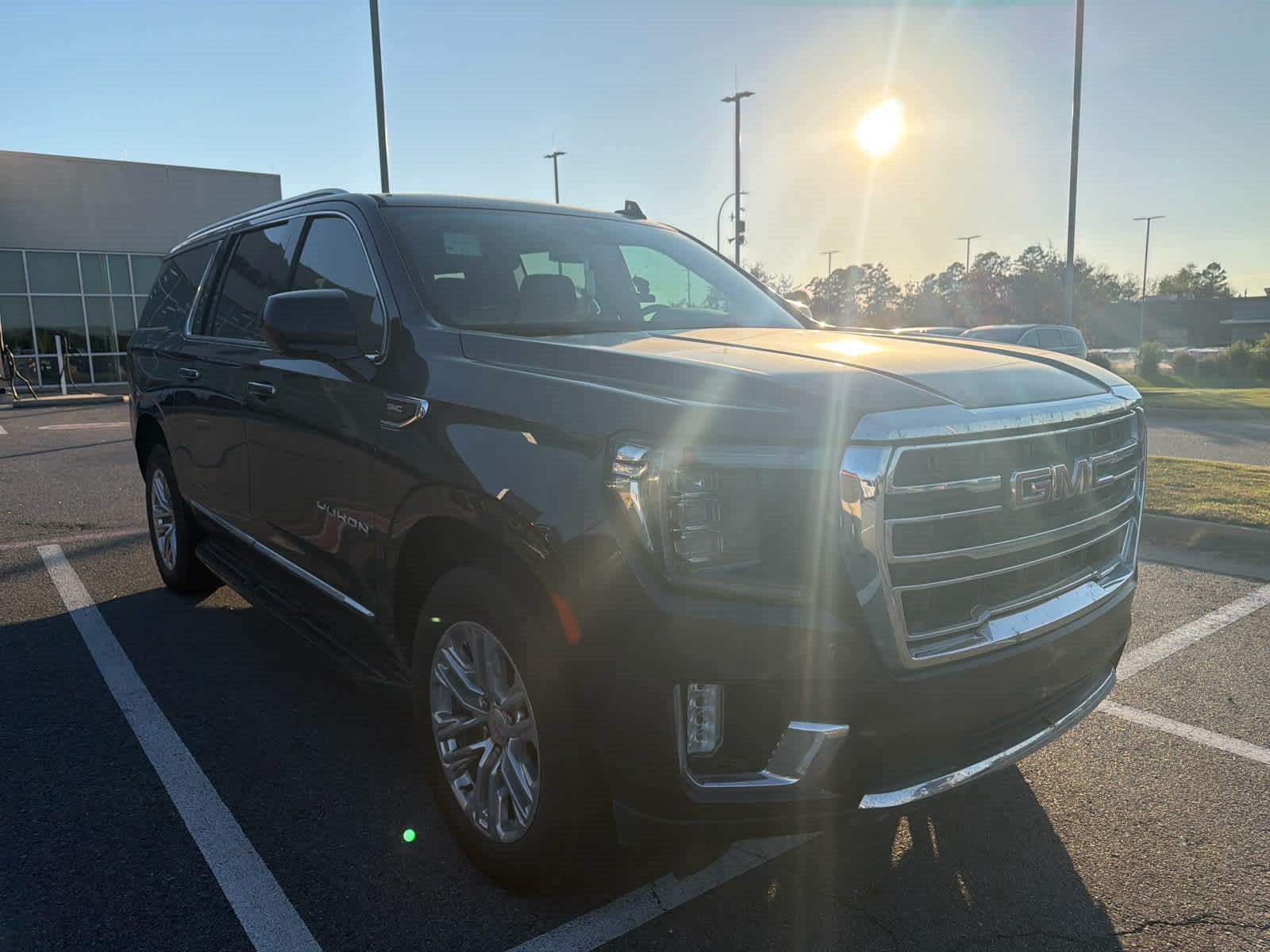 Used 2023 GMC Yukon XL SLT AWD/4WD image 2