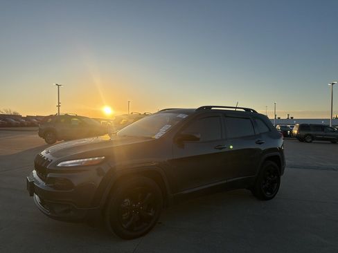 Used 2018 Jeep Cherokee Latitude w/ Altitude Package image 9