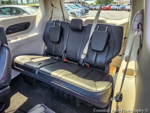 Used 2018 Chrysler Pacifica Limited FWD image 10
