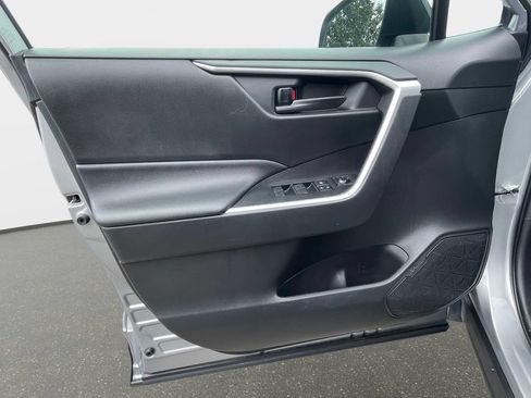 Used 2020 Toyota RAV4 LE FWD image 17