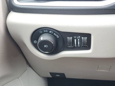 Used 2023 Chrysler Pacifica Touring-L FWD image 19
