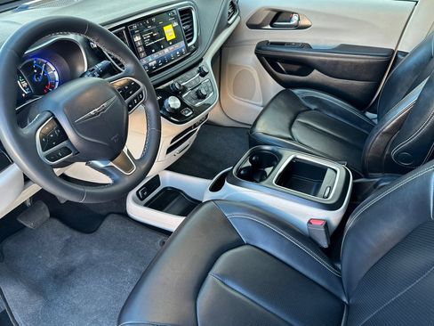 Used 2024 Chrysler Pacifica Limited FWD image 12