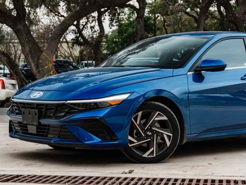 Used 2024 Hyundai Elantra SEL w/ Convenience Package image 3