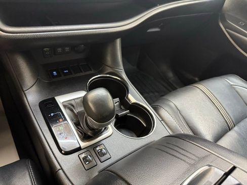 Used 2017 Toyota Highlander SE image 16