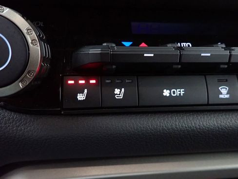 Used 2025 Toyota Tundra Limited AWD/4WD image 4