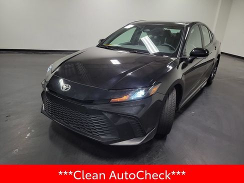Used 2025 Toyota Camry SE FWD image 4