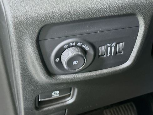 Used 2023 Jeep Grand Cherokee Limited w/ Black Appearance Package AWD/4WD image 17