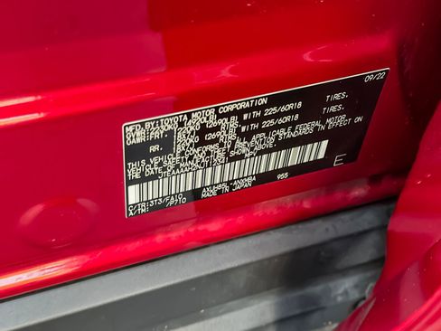 Used 2022 Toyota Venza LE image 28