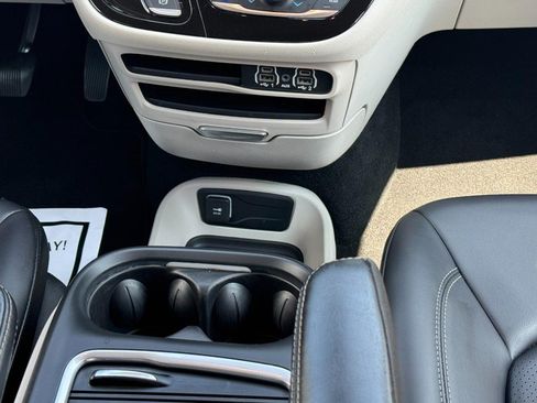 Used 2023 Chrysler Pacifica Touring-L FWD image 18