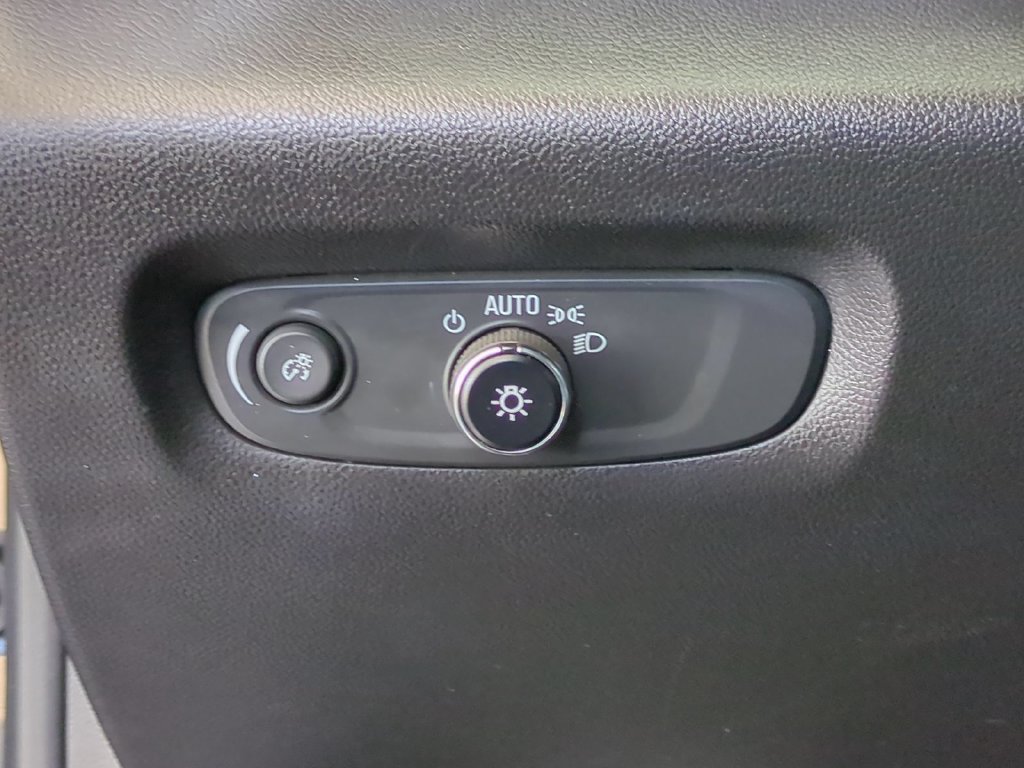 Used 2023 Chevrolet Traverse LT FWD image 23