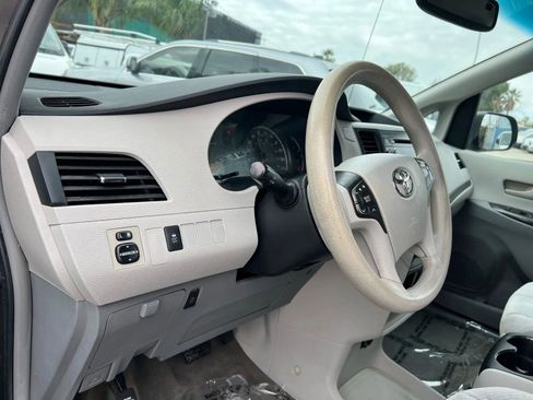 Used 2013 Toyota Sienna LE w/ Towing Pkg image 17