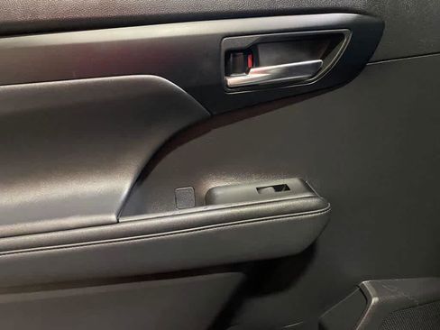 Used 2021 Toyota Highlander XLE AWD/4WD image 34