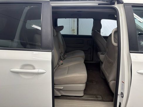 Used 2016 Kia Sedona LX w/ Option Group 020 FWD image 16