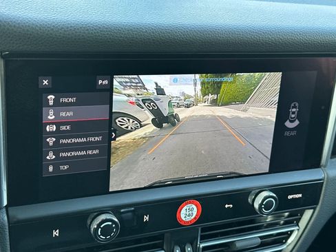 Certified 2025 Porsche Macan AWD/4WD image 23