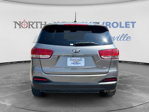 Used 2017 Kia Sorento FWD image 4