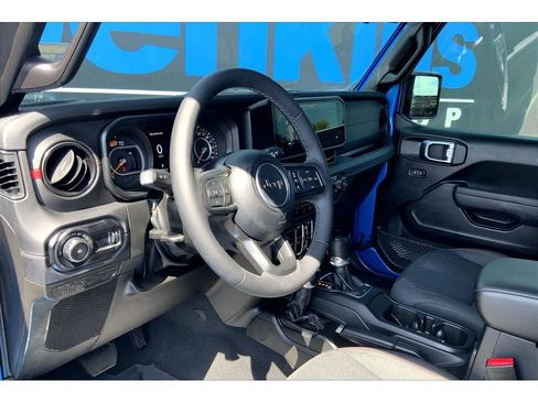 Used 2025 Jeep Wrangler Unlimited Rubicon w/ Convenience Group AWD/4WD image 15