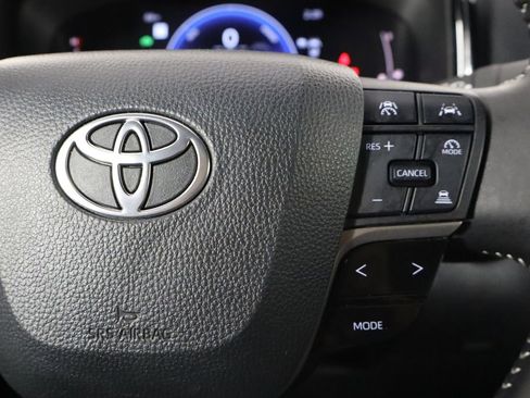 Used 2025 Toyota Camry SE w/ Convenience Package FWD image 10