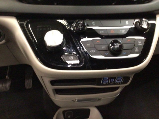 Used 2022 Chrysler Voyager LX FWD image 27