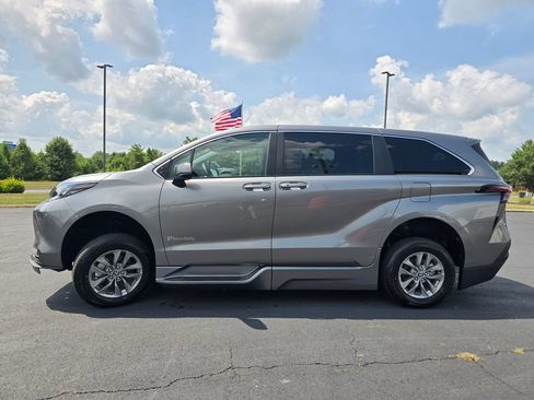 Used 2026 Toyota Sienna LE FWD image 9