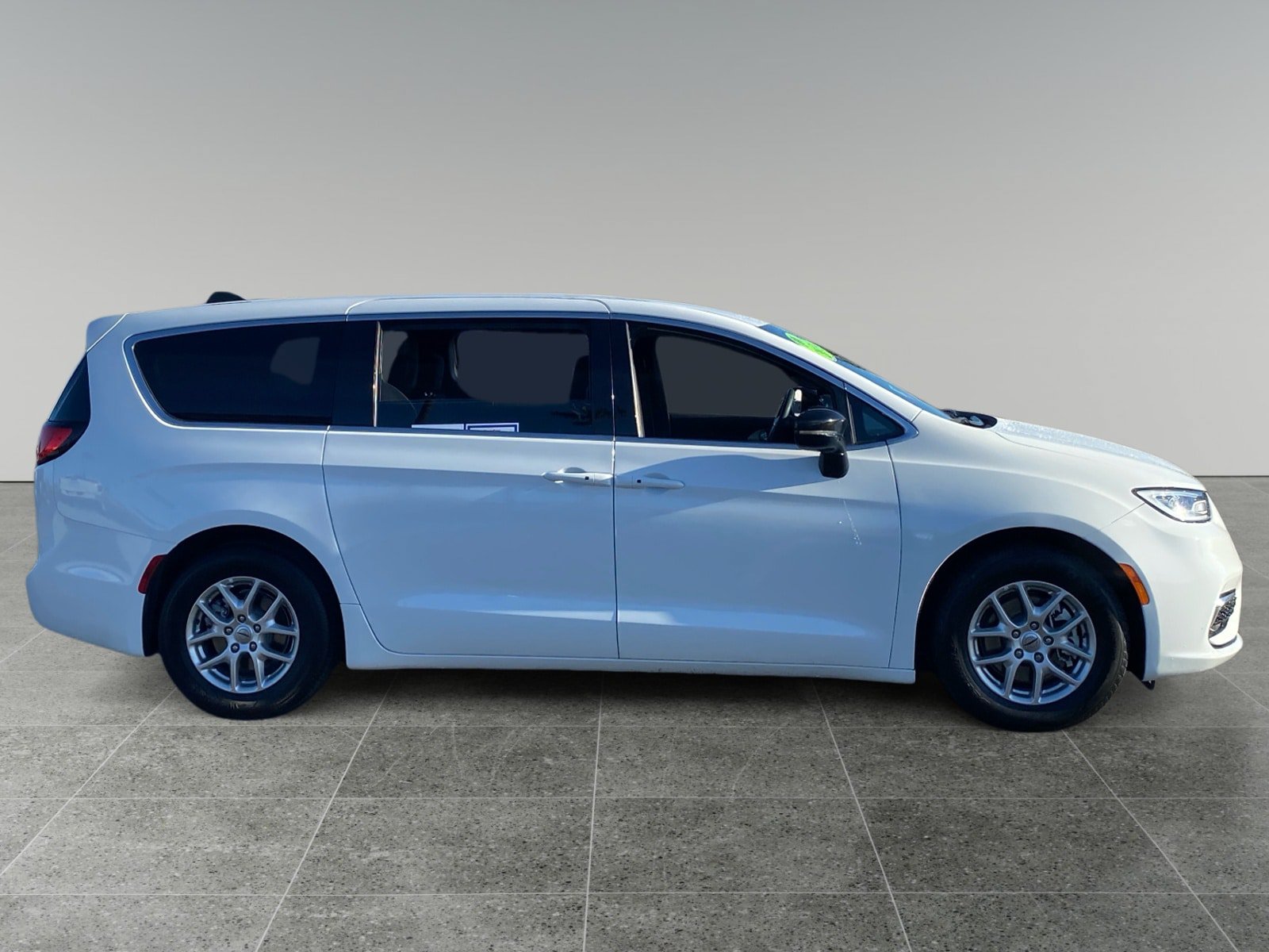Used 2024 Chrysler Pacifica Touring FWD image 6