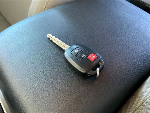 Used 2019 Toyota Tacoma SR5 image 15