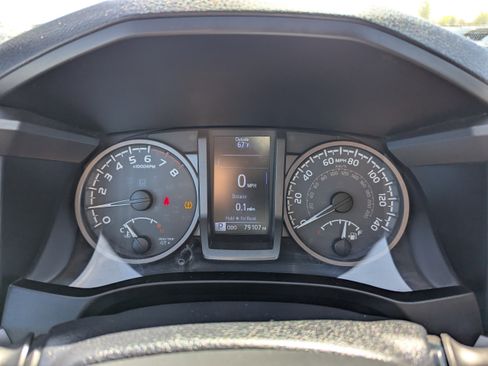 Used 2017 Toyota Tacoma TRD Off-Road w/ Premium & Technology Package AWD/4WD image 18