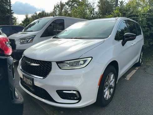 New 2026 Chrysler Pacifica Select image 2