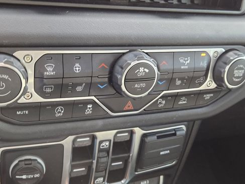 Used 2024 Jeep Gladiator Mojave image 32