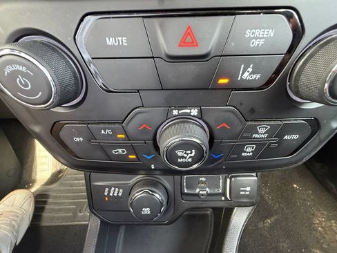 Used 2023 Jeep Renegade Latitude AWD/4WD image 23
