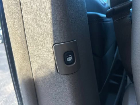 Used 2015 Chrysler Town & Country Touring FWD image 9