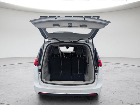 Used 2023 Chrysler Pacifica Touring-L FWD image 7