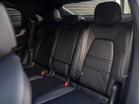 Certified 2026 Porsche Cayenne E-Hybrid Coupe AWD/4WD image 22