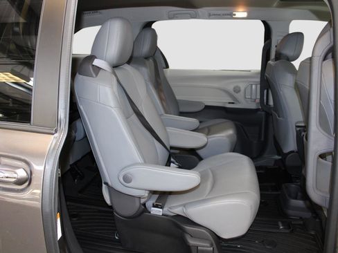 Used 2024 Toyota Sienna XLE AWD/4WD image 37