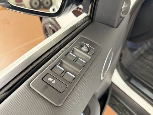 Used 2025 Land Rover Discovery Dynamic SE AWD/4WD image 17