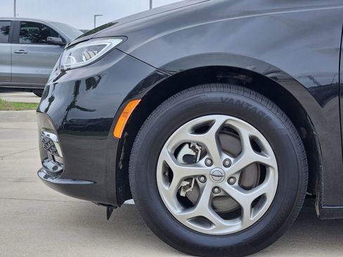 Used 2023 Chrysler Pacifica Limited FWD image 11