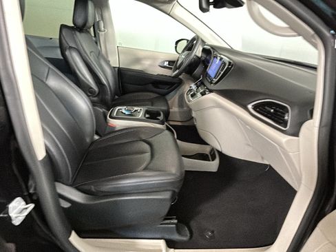 Used 2024 Chrysler Pacifica Touring-L FWD image 30