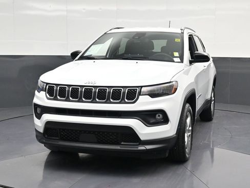 Used 2024 Jeep Compass Latitude AWD/4WD image 6