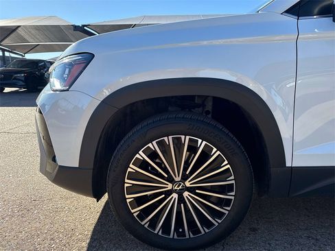 Used 2025 Volkswagen Taos SE image 5