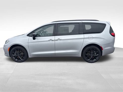 New 2026 Chrysler Pacifica Limited w/ S Appearance Package image 2