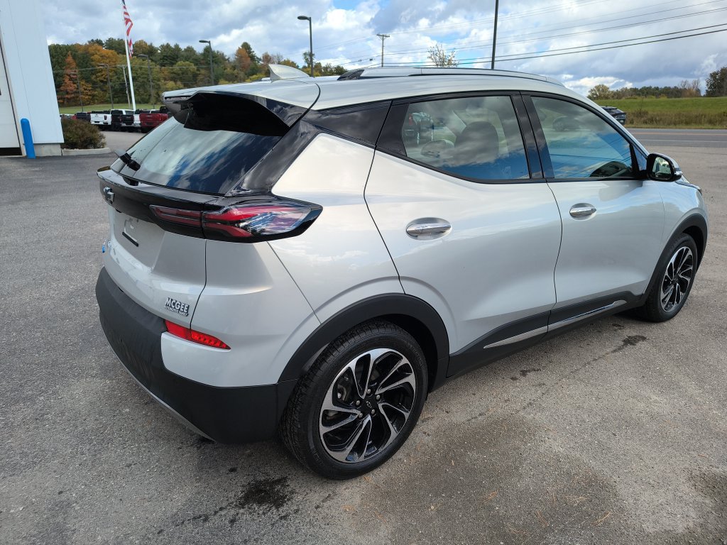 Used 2023 Chevrolet Bolt EUV Premier w/ Sun & Sound Package FWD image 5